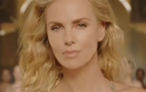 actrice pub parfum dior|Charlize Theron toute d'or dévêtue dans la nouvelle campagne .